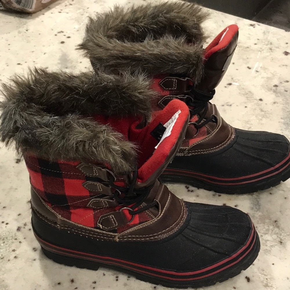 Natural Reflections waterproof Women’s size 8 winter boots. Fur lined plaid